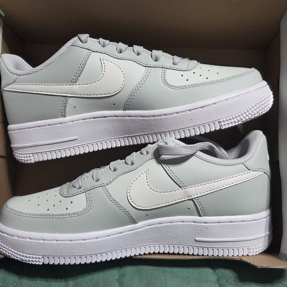 Nike Air Force 1 Low - Pale Mint and White - Picture 2 of 4